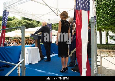 US-Präsident Donald Trump richtet sich an Mitarbeiter und Familie Mitglieder Botschaft als First Lady Melania Trump bei einem Besuch in der US-Botschaft in Rom 24. Mai 2017 in Rom blickt auf. Stockfoto