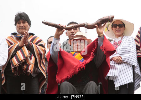 Präsident von Ecuador, Lenin Moreno erhält das zeremonielle Personal der einheimischen Führer im archäologischen Park von Cochasquí, eine Fläche, die als heilig in Ecuador, in Cochasquí, Donnerstag, 25. Mai 2017. Bildnachweis: Franklin Jacome/Alamy Live-Nachrichten Stockfoto