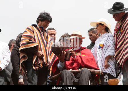 Präsident von Ecuador, Lenin Moreno erhält das zeremonielle Personal der einheimischen Führer im archäologischen Park von Cochasquí, eine Fläche, die als heilig in Ecuador, in Cochasquí, Donnerstag, 25. Mai 2017. Präsident von Bolivien, Evo Morales nahmen an der Veranstaltung Teil und gaben dem neuen Präsidenten von Ecuador. Bildnachweis: Franklin Jacome/Alamy Live-Nachrichten Stockfoto