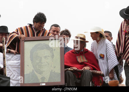 Präsident von Ecuador, Lenin Moreno erhält das zeremonielle Personal der einheimischen Führer im archäologischen Park von Cochasquí, eine Fläche, die als heilig in Ecuador, in Cochasquí, Donnerstag, 25. Mai 2017. Präsident von Bolivien, Evo Morales nahmen an der Veranstaltung Teil und gaben dem neuen Präsidenten von Ecuador. Bildnachweis: Franklin Jacome/Alamy Live-Nachrichten Stockfoto