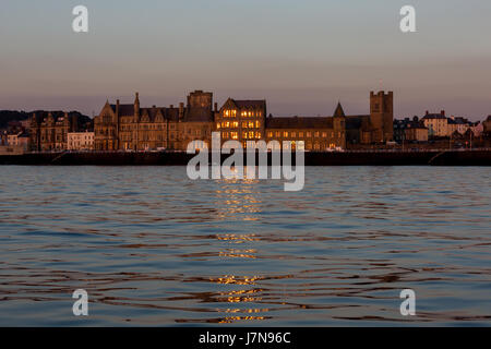 Die Einstellung Sonne reflektierenden des alten College in Aberystwyth Stockfoto