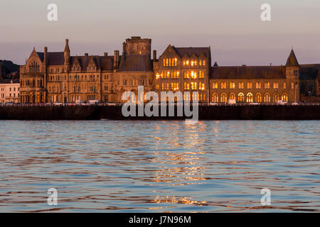 Die Einstellung Sonne reflektierenden des alten College in Aberystwyth Stockfoto