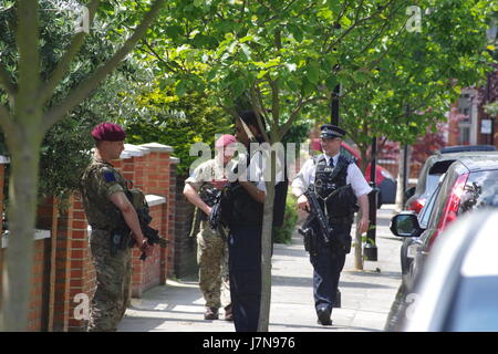 London, Vereinigtes Königreich. 25. Mai, 2015.Heavily bewaffnete Soldaten und bewaffnete Polizei bewachen Straßen Londons, Vereinigtes Königreich. Bildnachweis: Matthews Produktionen/Almay Live-Nachrichten. Stockfoto