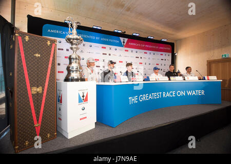 Bermuda. 25 Mai, 2017. Die steuermänner, Jimmy Spithill, Oracle Team USA, Sir Ben Ainslie, Land Rover BAR (UK), Peter Noppen, Emirates Team New Zealand, Nathan Outteridge, Artemis Racing, Dean Barker, Softbank Team Japan und Franck Cammas, Groupama Team France. 35. America's Cup öffnen Drücken Sie die Taste Konferenz. America's Cup Village, Bermuda. 25/05/2017 Credit: Chris Cameron/Alamy leben Nachrichten Stockfoto