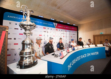 Bermuda. 25 Mai, 2017. Die steuermänner, Jimmy Spithill, Oracle Team USA, Sir Ben Ainslie, Land Rover BAR (UK), Peter Noppen, Emirates Team New Zealand, Nathan Outteridge, Artemis Racing, Dean Barker, Softbank Team Japan und Franck Cammas, Groupama Team France. 35. America's Cup öffnen Drücken Sie die Taste Konferenz. America's Cup Village, Bermuda. 25/05/2017 Credit: Chris Cameron/Alamy leben Nachrichten Stockfoto