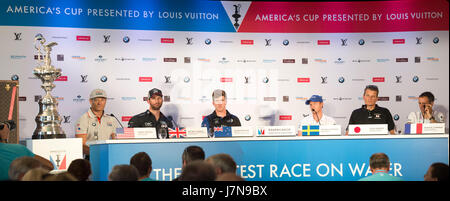 Bermuda. 25 Mai, 2017. Die steuermänner, Jimmy Spithill, Oracle Team USA, Sir Ben Ainslie, Land Rover BAR (UK), Peter Noppen, Emirates Team New Zealand, Nathan Outteridge, Artemis Racing, Dean Barker, Softbank Team Japan und Franck Cammas, Groupama Team France. 35. America's Cup öffnen Drücken Sie die Taste Konferenz. America's Cup Village, Bermuda. 25/05/2017 Credit: Chris Cameron/Alamy leben Nachrichten Stockfoto