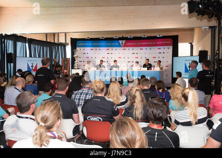 Bermuda. 25 Mai, 2017. Die steuermänner, Jimmy Spithill, Oracle Team USA, Sir Ben Ainslie, Land Rover BAR (UK), Peter Noppen, Emirates Team New Zealand, Nathan Outteridge, Artemis Racing, Dean Barker, Softbank Team Japan und Franck Cammas, Groupama Team France. 35. America's Cup öffnen Drücken Sie die Taste Konferenz. America's Cup Village, Bermuda. 25/05/2017 Credit: Chris Cameron/Alamy leben Nachrichten Stockfoto