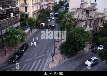 Athen. 25. Mai 2017. Anti-Terror-Experten überprüfen Sie die Website des Angriffs gegen ehemaligen griechischen Ministerpräsidenten Loukas Papademos in Athen am 25. Mai 2017. Der ehemalige griechische Ministerpräsident Loukas Papademos wurde leicht verletzt, am Donnerstag nach die Explosion von einem Sprengfallen Umschlag innen sein Auto im Zentrum von Athen gefangen, laut dem neuesten Bericht über griechische nationale Nachrichtenagentur AMNA. Bildnachweis: Marios Lolos/Xinhua/Alamy Live-Nachrichten Stockfoto