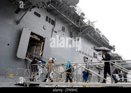 New York, USA. 25. Mai 2017. Die Menschen gehen an Bord USS Kearsarge, ein Wasp-Klasse Mehrzweck amphibischer Angriff Schiff während einer Veranstaltung der New Yorker Fleet Week in New York, 25. Mai 2017. Der New Yorker Fleet Week findet vom 24. Mai bis 30 Mai statt. Bildnachweis: Wang Ying/Xinhua/Alamy Live-Nachrichten Stockfoto