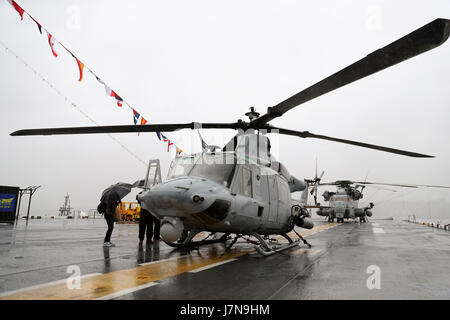 New York, USA. 25. Mai 2017. Menschen besuchen USS Kearsarge, ein Wasp-Klasse Mehrzweck amphibischer Angriff Schiff während einer Veranstaltung der New Yorker Fleet Week in New York, 25. Mai 2017. Der New Yorker Fleet Week findet vom 24. Mai bis 30 Mai statt. Bildnachweis: Wang Ying/Xinhua/Alamy Live-Nachrichten Stockfoto
