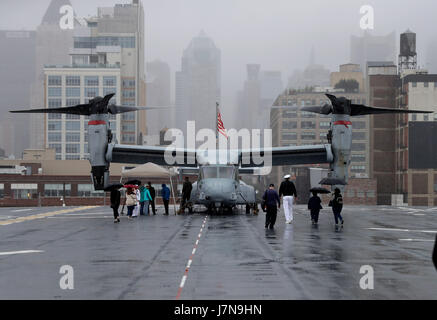 New York, USA. 25. Mai 2017. Menschen besuchen USS Kearsarge, ein Wasp-Klasse Mehrzweck amphibischer Angriff Schiff während einer Veranstaltung der New Yorker Fleet Week in New York, 25. Mai 2017. Der New Yorker Fleet Week findet vom 24. Mai bis 30 Mai statt. Bildnachweis: Wang Ying/Xinhua/Alamy Live-Nachrichten Stockfoto