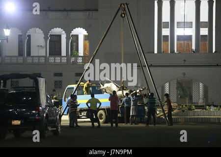 Dhaka, Bangladesch. 26. Mai 2017. Bangladeshi Arbeiter entfernen die Justitia-Statue aus dem obersten Gerichtshof in den frühen Morgenstunden des Freitag, Dhaka, Bangladesch, 26. Mai 2017. Ein paar Tage vor die Ramadan Beginn, wurden Arbeiter gesehen Aufladung Hämmer auf den Sockel der Statue in den frühen Morgenstunden des Freitag. Die Statue wurde vollständig von ihm entfernt ist zu ändern und um 04:00 von einem Lastwagen weggebracht. Bildhauer Mrinal Haque, der die Statue errichtet, war auch auf dem Gelände. Religiöser Hardliner sagen, dass die Figur, eine Variation auf die griechische Göttin Themis, sondern in einen Sari gegen den Islam geht. Laut Stockfoto