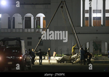 Dhaka, Bangladesch. 26. Mai 2017. Bangladeshi Arbeiter entfernen die Justitia-Statue aus dem obersten Gerichtshof in den frühen Morgenstunden des Freitag, Dhaka, Bangladesch, 26. Mai 2017. Ein paar Tage vor die Ramadan Beginn, wurden Arbeiter gesehen Aufladung Hämmer auf den Sockel der Statue in den frühen Morgenstunden des Freitag. Die Statue wurde vollständig von ihm entfernt ist zu ändern und um 04:00 von einem Lastwagen weggebracht. Bildhauer Mrinal Haque, der die Statue errichtet, war auch auf dem Gelände. Religiöser Hardliner sagen, dass die Figur, eine Variation auf die griechische Göttin Themis, sondern in einen Sari gegen den Islam geht. Laut Stockfoto