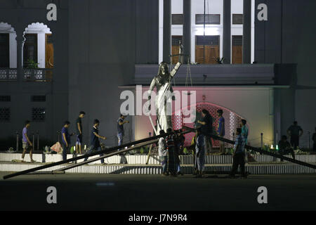 Dhaka, Bangladesch. 26. Mai 2017. Bangladeshi Arbeiter entfernen die Justitia-Statue aus dem obersten Gerichtshof in den frühen Morgenstunden des Freitag, Dhaka, Bangladesch, 26. Mai 2017. Ein paar Tage vor die Ramadan Beginn, wurden Arbeiter gesehen Aufladung Hämmer auf den Sockel der Statue in den frühen Morgenstunden des Freitag. Die Statue wurde vollständig von ihm entfernt ist zu ändern und um 04:00 von einem Lastwagen weggebracht. Bildhauer Mrinal Haque, der die Statue errichtet, war auch auf dem Gelände. Religiöser Hardliner sagen, dass die Figur, eine Variation auf die griechische Göttin Themis, sondern in einen Sari gegen den Islam geht. Laut Stockfoto