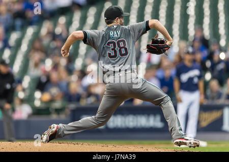 Milwaukee, WI, USA. 25. Mai 2017. Arizona-Diamantmarkierungen Krug Robbie Ray #38 ab liefert einen Stellplatz in der Major League Baseball Spiel zwischen den Milwaukee Brewers und die Arizona Diamondbacks im Miller Park in Milwaukee, Wisconsin. John Fisher/CSM/Alamy Live-Nachrichten Stockfoto