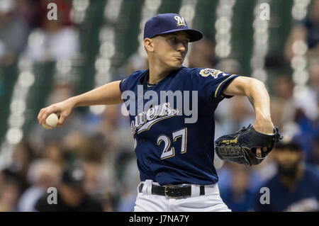 Milwaukee, WI, USA. 25. Mai 2017. Milwaukee Brewers ab Krug Zach Davies #27 liefert einen Stellplatz in der Major League Baseball Spiel zwischen den Milwaukee Brewers und die Arizona Diamondbacks im Miller Park in Milwaukee, Wisconsin. John Fisher/CSM/Alamy Live-Nachrichten Stockfoto