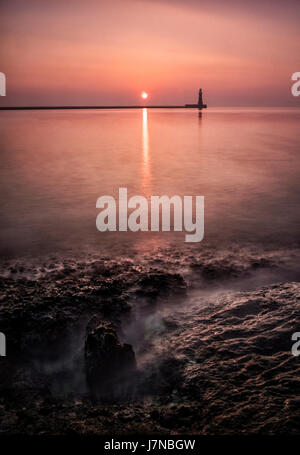 Sunderland, 26. Mai 2017. Die Sonne aufging wie ein Feuerball über Roker Leuchtturm in Sunderland Vormittag, verspricht noch eine weitere warme Tag (c) Credit: Paul Swinney/Alamy Live News Stockfoto