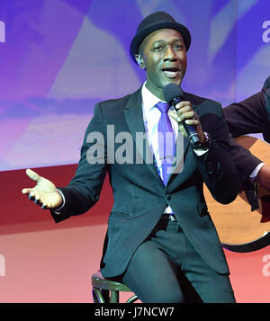 Baden-Baden, Deutschland. 25. Mai 2017. US-Sänger Aloe Blacc führt während der 2016 German Media Awards-Zeremonie in Baden-Baden, Deutschland, 25. Mai 2017. Foto: Uwe Anspach/Dpa/Alamy Live News Stockfoto