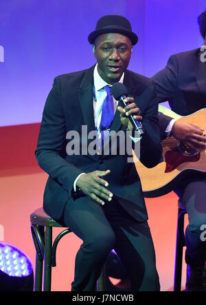 Baden-Baden, Deutschland. 25. Mai 2017. US-Sänger Aloe Blacc führt während der 2016 German Media Awards-Zeremonie in Baden-Baden, Deutschland, 25. Mai 2017. Foto: Uwe Anspach/Dpa/Alamy Live News Stockfoto