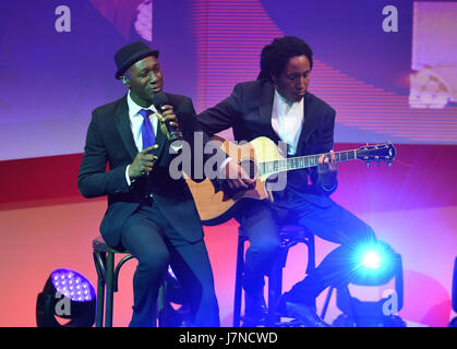 Baden-Baden, Deutschland. 25. Mai 2017. US-Sänger Aloe Blacc (L) führt während der 2016 German Media Awards-Zeremonie in Baden-Baden, Deutschland, 25. Mai 2017. Foto: Uwe Anspach/Dpa/Alamy Live News Stockfoto