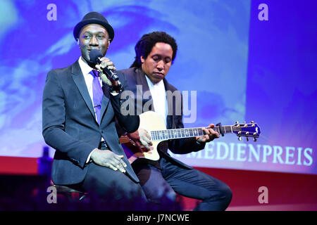 Baden-Baden, Deutschland. 25. Mai 2017. US-Sänger Aloe Blacc (L) führt während der 2016 German Media Awards-Zeremonie in Baden-Baden, Deutschland, 25. Mai 2017. Foto: Uwe Anspach/Dpa/Alamy Live News Stockfoto