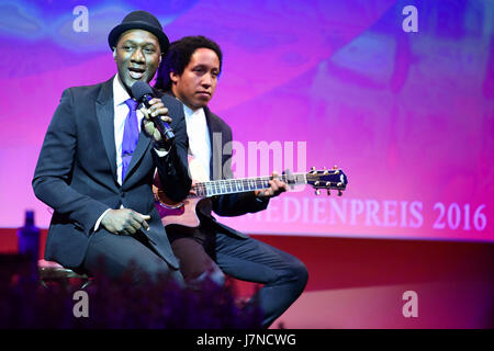 Baden-Baden, Deutschland. 25. Mai 2017. US-Sänger Aloe Blacc (L) führt während der 2016 German Media Awards-Zeremonie in Baden-Baden, Deutschland, 25. Mai 2017. Foto: Uwe Anspach/Dpa/Alamy Live News Stockfoto