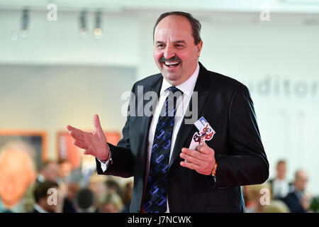 Baden-Baden, Deutschland. 25. Mai 2017. Starkoch Johann Lafer kommt für die 2016 German Media Awards Zeremonie in Baden-Baden, Deutschland, 25. Mai 2017. Foto: Uwe Anspach/Dpa/Alamy Live News Stockfoto