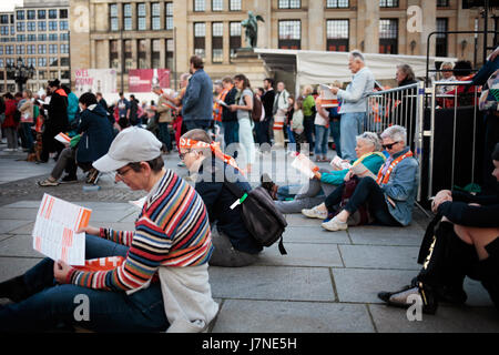 Simon Becker / Le Pictorium - Deutsche Evangelische Kirche Montage (Kirchentag) 2017 in Berlin - 25.05.2017 - Deutschland / Berlin / Berlin - ist ein Open-Air-Gottesdienst am Gendarmenmarkt in Berlin-Mitte während der Kirchentag statt. Stockfoto