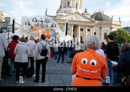 Simon Becker / Le Pictorium - Deutsche Evangelische Kirche Montage (Kirchentag) 2017 in Berlin - 25.05.2017 - Deutschland / Berlin / Berlin - ist ein Open-Air-Gottesdienst am Gendarmenmarkt in Berlin-Mitte während der Kirchentag statt. Stockfoto