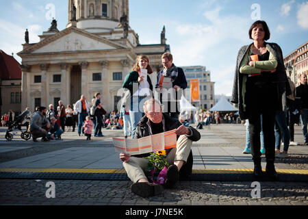 Simon Becker / Le Pictorium - Deutsche Evangelische Kirche Montage (Kirchentag) 2017 in Berlin - 25.05.2017 - Deutschland / Berlin / Berlin - ist ein Open-Air-Gottesdienst am Gendarmenmarkt in Berlin-Mitte während der Kirchentag statt. Stockfoto