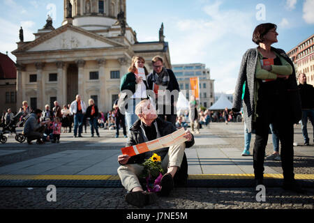 Simon Becker / Le Pictorium - Deutsche Evangelische Kirche Montage (Kirchentag) 2017 in Berlin - 25.05.2017 - Deutschland / Berlin / Berlin - ist ein Open-Air-Gottesdienst am Gendarmenmarkt in Berlin-Mitte während der Kirchentag statt. Stockfoto