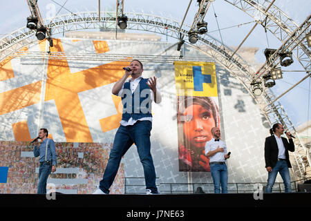 Simon Becker/le pictorium - deutsche evangelische Kirche (kirchentag) 2017 in Berlin - 25/05/2017 - Deutschland/Berlin/Berlin - Deutsche a-capella-Gruppe Wise Guys sie ein Konzert während der kirchentag 2017 am Brandenburger Tor in Berlin. Stockfoto