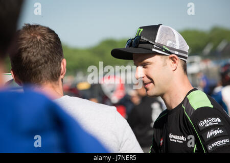 Donington Park, Derby, 26. Mai 2017.  #1 Jonathan Rea Kawasaki Racing Team in der Boxengasse vor kostenlos üben eine Gutschrift: Steven Reh/Alamy Live News Stockfoto