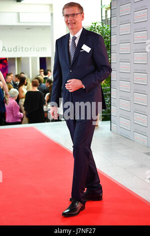 Baden-Baden, Deutschland. 25. Mai 2017. Deutsche TV-Moderatorin Günther Jauch besucht die deutschen Medien Award 2016-Zeremonie in Baden-Baden, Deutschland, 25. Mai 2017. Foto: Uwe Anspach/Dpa/Alamy Live News Stockfoto