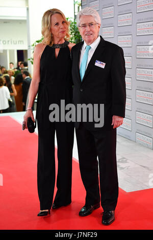 Baden-Baden, Deutschland. 25. Mai 2017. Deutsche TV-Moderator Frank Elstner und seine Frau Britta besuchen die deutschen Medien Award 2016-Zeremonie in Baden-Baden, Deutschland, 25. Mai 2017. Foto: Uwe Anspach/Dpa/Alamy Live News Stockfoto