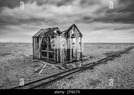 Verlassene Fischerhütte am Kiesstrand bei stürmischen Winterlandschaft Stockfoto