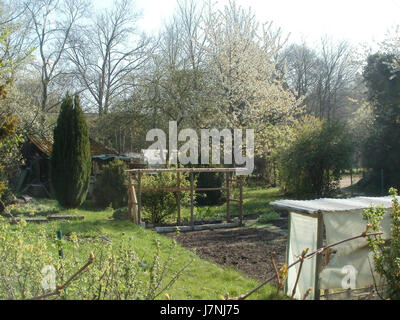 Das am 13. April 2012 aufgenommene Bild zeigt die Preussenstraße in Saarbrücken, die die urbane Landschaft und das tägliche Leben entlang dieser Straße erfasst. Stockfoto