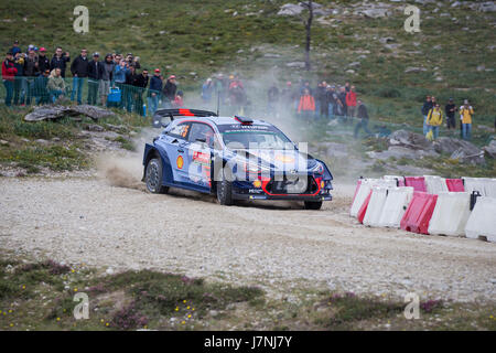 CAMINHA, PORTUGAL - 21. Mai: Thierry Neuville von Belgien und Nicolas Gilsoul Belgiens konkurrieren in ihren Hyundai Motorsport WRT Hyundai i20 WRC. Stockfoto