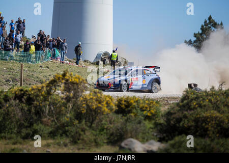 CAMINHA, PORTUGAL - 21. Mai: Thierry Neuville von Belgien und Nicolas Gilsoul Belgiens konkurrieren in ihren Hyundai Motorsport WRT Hyundai i20 WRC. Stockfoto