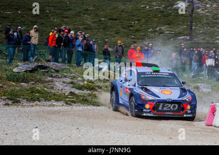 FAFE, PORTUGAL - 21. Mai: Hayden Paddon of New Zealand und John Kennard Neuseelands konkurrieren in ihren Hyundai Motorsport WRT Hyundai i20 WRC. Stockfoto