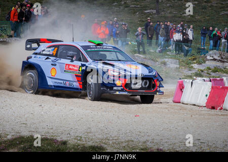 FAFE, PORTUGAL - 21. Mai: Hayden Paddon of New Zealand und John Kennard Neuseelands konkurrieren in ihren Hyundai Motorsport WRT Hyundai i20 WRC. Stockfoto