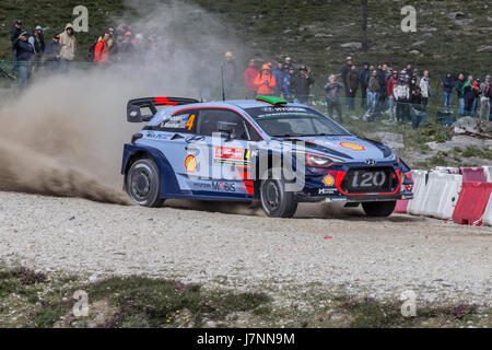 FAFE, PORTUGAL - 21. Mai: Hayden Paddon of New Zealand und John Kennard Neuseelands konkurrieren in ihren Hyundai Motorsport WRT Hyundai i20 WRC. Stockfoto