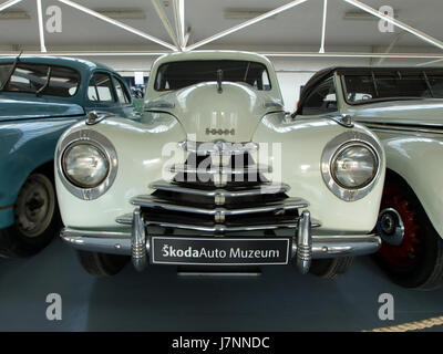 Der 1948 Skoda 1101 Tudor Type 938 ist ein klassischer Wagen, der das europäische Fahrzeugdesign nach dem Zweiten Weltkrieg widerspiegelt. Bekannt für seine robuste Bauweise und sein elegantes Erscheinungsbild ist er ein bedeutendes Modell in der Automobilgeschichte. Stockfoto