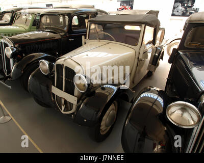 Der 1934 Skoda Popular 418 ist ein Oldtimer-Modell, das für sein unverwechselbares Design vor dem Zweiten Weltkrieg bekannt ist. Er wurde von Skoda, einem bekannten tschechischen Automobilhersteller, hergestellt und ist für seine schlanke Karosserie und seine kompakte Größe bekannt, was ihn auf dem europäischen Automobilmarkt der 1930er Jahre populär macht Stockfoto