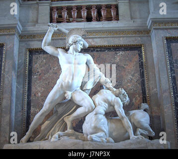 Diese Skulptur von Antonio Canova zeigt den griechischen Helden Theseus, der über einen Zentauren triumphiert. Das Stück wird für seine detaillierte Darstellung der klassischen Mythologie gefeiert, wobei Theseus in einer dynamischen Pose gezeigt wird, die Stärke und Sieg betont. Stockfoto