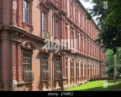Schloss Mainz ist ein historisches Schloss in Mainz, das bis ins Mittelalter zurückreicht. Sie spielte eine wichtige Rolle in der Geschichte der Region und diente sowohl als königliche Residenz als auch als Zentrum der Regierungsführung. Stockfoto
