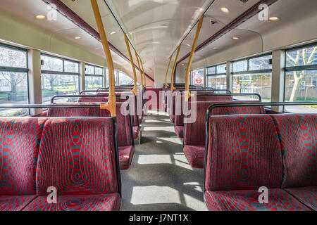 Leere Sitze in einer oberen Etage des London Doppeldeckerbus Stockfoto