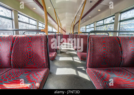 Leere Sitze in einer oberen Etage des London Doppeldeckerbus Stockfoto