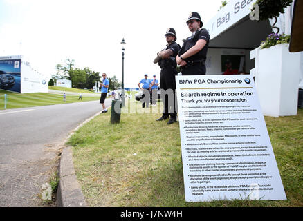 Polizei beweisen zusätzliche Sicherheit und eine Kündigungsfrist von einer Suche Reginme im Betrieb nahe dem Eingang zum Kurs während der Tag eines der 2017 BMW PGA Championship in Wentworth Golf Club, Surrey. Stockfoto