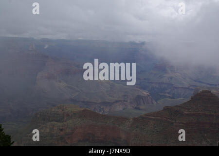 Dieses Foto vom Yavapai Point am Grand Canyon in Arizona fängt einen nebeligen Blick am Morgen ein und zeigt die weite Landschaft des Grand Canyon. Der Nebel fügt der bereits majestätischen Landschaft eines der berühmtesten Naturwunder der Welt ein mystisches Element hinzu. Stockfoto